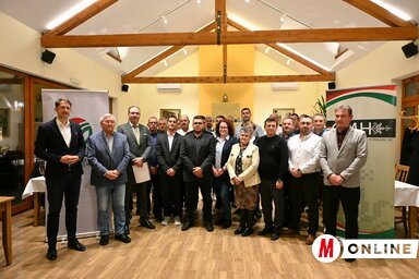 A falugondnokok a szolgálatot működtető szervezetek képviselőivel. (Fotó: Molnár Edvárd)