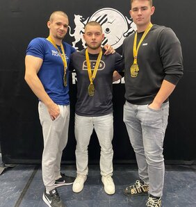 A vajdasági fiúk Lakiteleken, Bíró Endre középen (Fotó: Bíró Endre albumából)