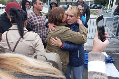 Az elszánt anyát támogatják a fiatalok is, az egyetemisták mellett középiskolások nagyobb csoportokban egymás után érkeztek a parlamenthez (Fotó: Beta)