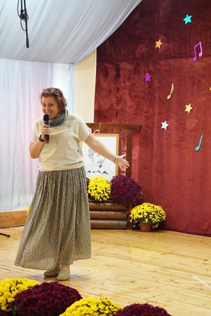 A rendezvényen vendégül látták Vicsek Annamáriát is, aki a magyarok érdekeit  képviseli az Európai Parlamentben, Strasbourgban. Annamária az idén kis lámpaláztörő, vicces dallal készült, amelyhez segítséget kért a versenyzőktől. A vidám gyermeksereg olyan jól közreműködött, hogy szinte perzselt a színpad (Pászti László felvétele)