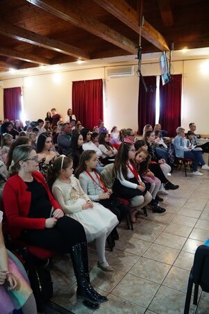 A fellépők is figyelemmel kísérték a műsort (Pászti László felvétele)