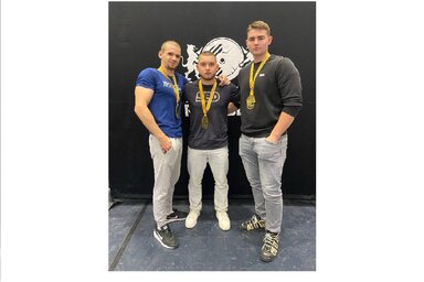 A vajdasági fiúk Lakiteleken, Bíró Endre középen (Fotó: Bíró Endre albumából)