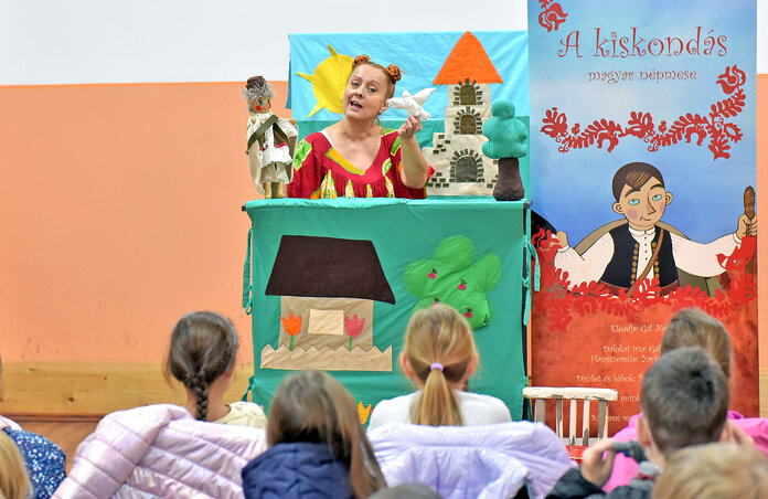 Az óvodások érdeklődve figyelték a magyar népmesét