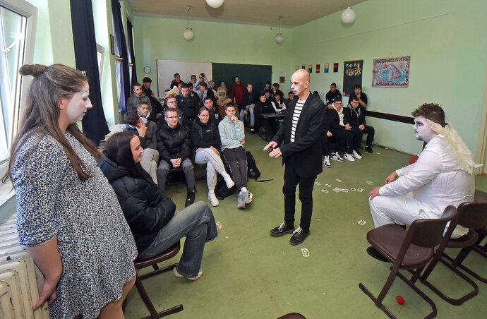 Az Adai Műszaki Középiskolában is kiváló előadásokat láthattak a tanulók