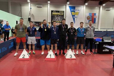 Párosban Stefan Kostadinović és Bognár Bence (serleggel a kezükben) nyerte meg a Harangozó Vilmos-emléktornát (Fotó: Spartacus Asztaliteniszklub)