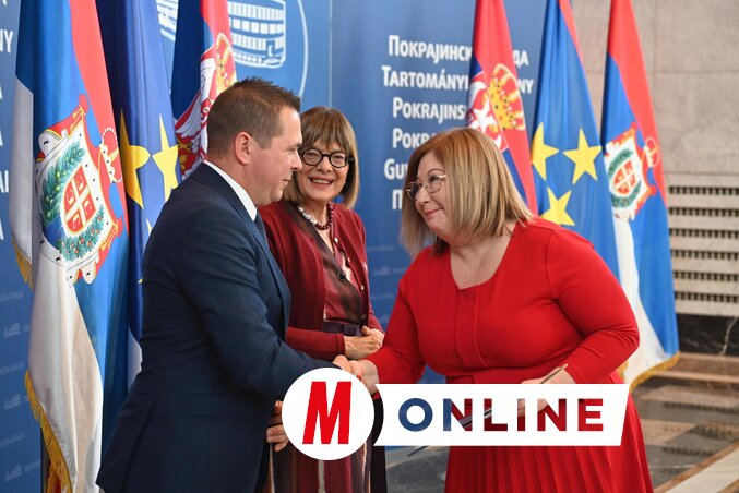 A támogatási szerződés átvétele a tartományi parlamentben (Fotó: Ótos András felvétele)