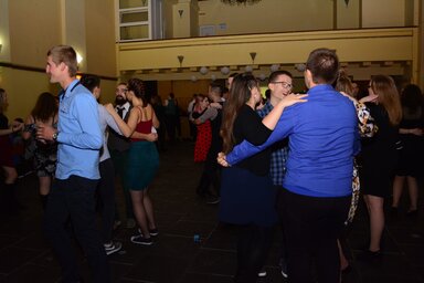 Pillanat az előző évi báli varázsból – nevetés és tánc, a közösségi öröm minden arcra ráíródott (Fotó: Vajdasági Magyar Ifjúsági Központ Facebook-oldala)