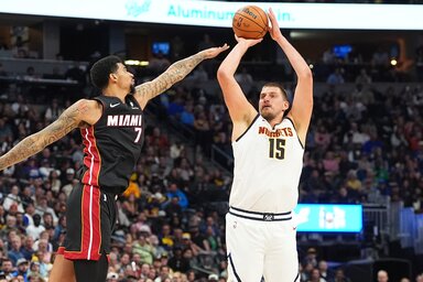 Nikola Jokić (labdával) eddig megállíthatatlan (Fotó: Beta/AP)