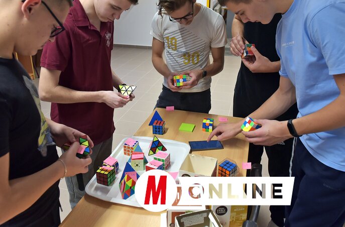 A versenyzők kockáit egy előre meghatározott algoritmus alapján keverték össze a szervezők