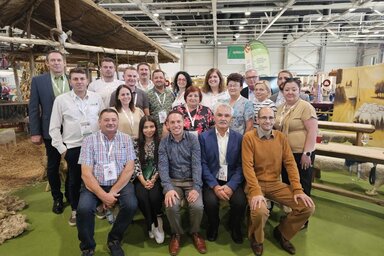 Csoportkép az Országos Mezőgazdasági és Élelmiszeripari Kiállítás és Vásár rendezvényen. (Fotó: VASZ)