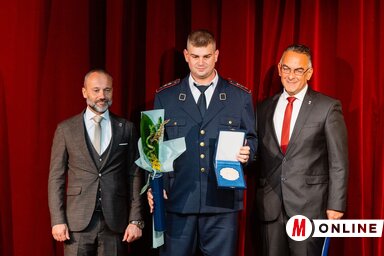 Holló Dániel a Pro Urbe díjjal, a polgármester és a képviselő-testület elnöke társaságában. (Fotó: Tóth Péter)