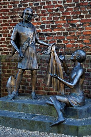 A pillanat, amikor a szent megosztja köpönyegét – a jóság mozdulata, amelyben ember és ember között felragyog a hit melege. (Fotó: Pixabay)