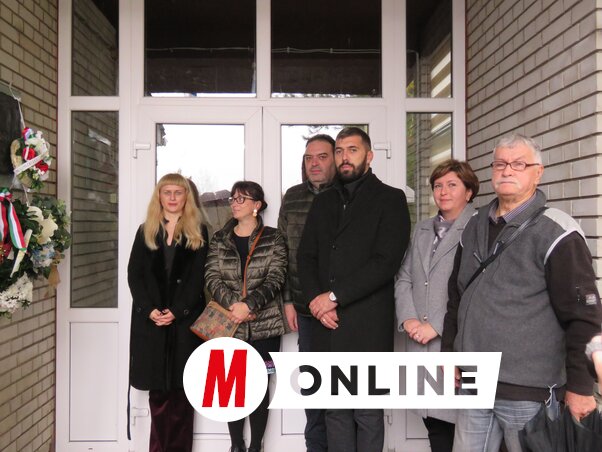 A megemlékezés koszorúzással vette kezdetét, ahol a résztvevők tisztelettel adóztak
Szűcs Imre emléke előtt (Fotó: Rapos Emma felvétele)