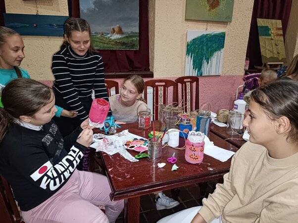 A felvonulás előtt a gyerekek befőttesüvegből lámpákat készítettek