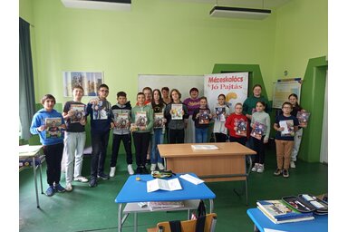 Csapatunk a tordai diákokkal/Fotó: Péter Edit