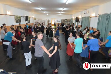 Táncoktatás a Vadvirág-székházban Adán (Fotó: Csincsik Zsolt felvétele)