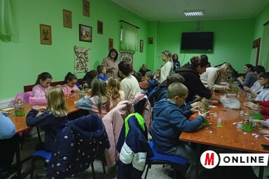 A lámpásokat a 30 gyermek Berta Piroska tanítónő vezetésével állították. (Fotó: Vidács Hajnalka)