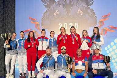 A szerb U19-es és U23-as női válogatott a szakmai stábbal (Fotó: BSS)