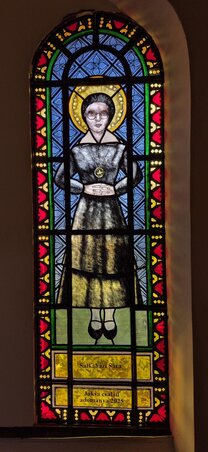 A Salkaházi Sárát ábrázoló új, színes üvegablak / Fotó: Paskó Csaba Facebook-oldala