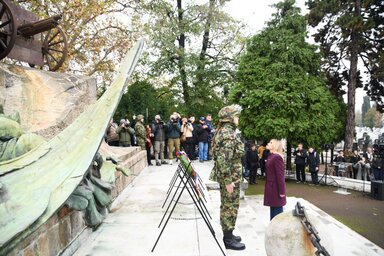 A Belgrád védőinek emlékére állított síremléknél Milica Đurđević Stamenkovski miniszter koszorúzott (Fotó: Beta)