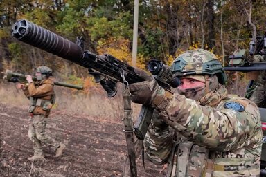 Orosz katonák egy ismeretlen helyszínen Ukrajnában (Fotó: AP via Beta)
