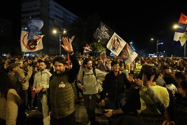 A diákok az éhségsztrájkot folytató Dijana Hrka, valamint Milomir Jaćimović és fia mellett tiltakoznak (Fotó: Beta/Illusztráció)