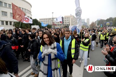 Sok száz diák érkezett szerda kora délután a Báni palota elé, szolidaritásukat fejezték ki ilyen módon (Fotó: Dávid Csilla felvétele)