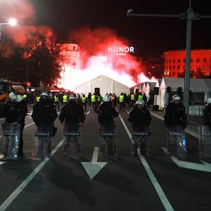 Rohamrendőrök választják el folyamatosan a hatalom ellen és mellett tiltakozókat Belgrád központjában a megmozdulásokon