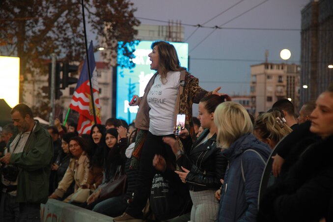 A Dijana Hrka mellett tüntetők a köztársasági képviselőháznál / Fotó: Beta