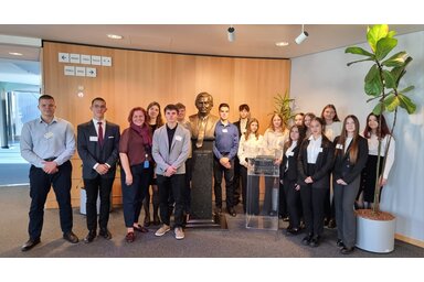 A vajdasági diákok Vicsek Annamária európai parlamenti képviselővel/Fotó: Szeles Réka