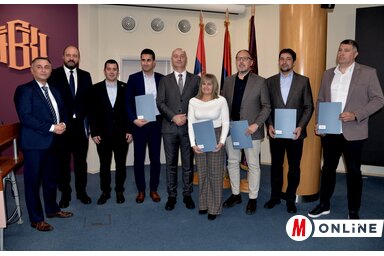 A támogatott önkormányzatok képviselői a tartományi idegenforgalmi titkárral. Dražen Đurđić balról a második, Antonio Ratković balról a negyedik (Fotó: Dávid Csilla)