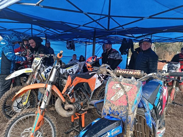 Vegyelek Csaba és a temerini versenyzők és motorok egy része (Kazinczy Paszterkó Diana felvétele)