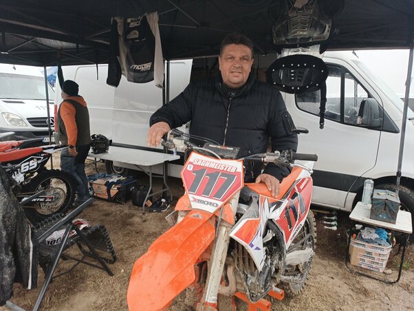 A Dakar-ralik legendája, Saghmeister Gábor és a motorja (Kazinczy Paszterkó Diana felvétele)