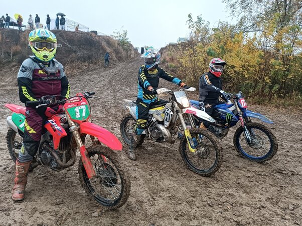 Oleg Studenikov és az MX veterán futam versenyzőinek egy része (Kazinczy Paszterkó Diana felvétele)