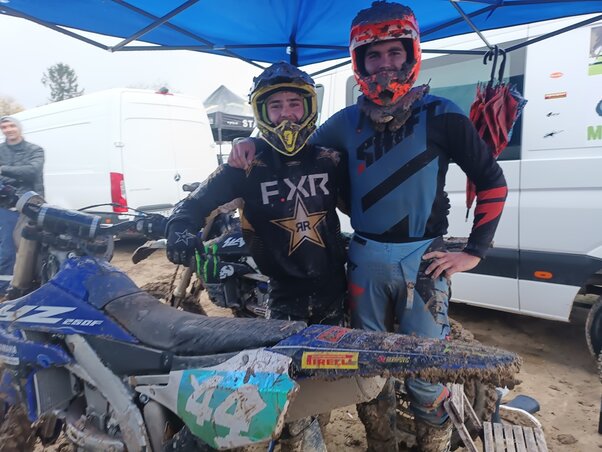 A topolyai sárral megkent horgosi fiúk (Kazinczy Paszterkó Diana felvétele)