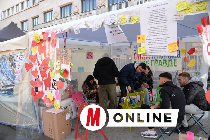 A báni palota bejáratában november 10-e óta folytat éhségsztrájkot Milomir Jaćimović és fia, Milan. Egy sátorban tartózkodnak, amelyet minden pillanatban támogatók vesznek körül. Az apa fuvarozó, azt állítja,
hogy autóbuszát jogtalanul lefoglalta a hatóság büntetésként, amiért támogatást nyújtott a tiltakozó egyetemistáknak. A tartományi kormány épületének bejáratában és a környéken fokozott a rendőri jelenlét (Fotó: Dávid Csilla felvétele)