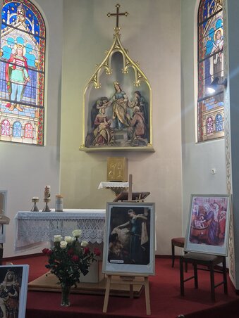 Az Árpád-házi Szent Erzsébet nevét viselő kápolna oltára alatt egy időkapszula van