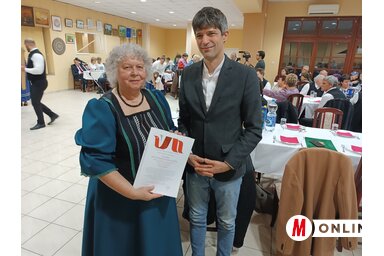 Komáromi Gizella és Sutus Áron a plakettel (Fotó: Kazinczy Paszterkó Diana felvétele)