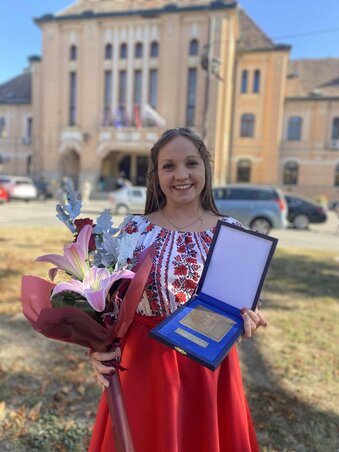 Valentina igyekszik mindenkinek adni egy kis lángot