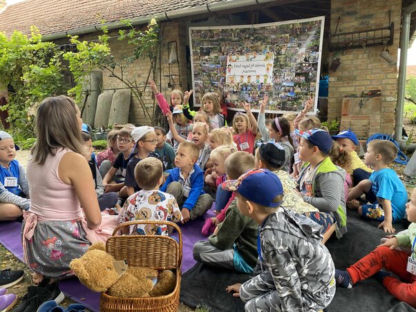 Gyermekek közt, akiknek igyekszik minél több értéket továbbadni