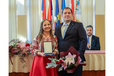 A díjat Fejsztámer Róbert, Magyarkanizsa község polgármestere adta át