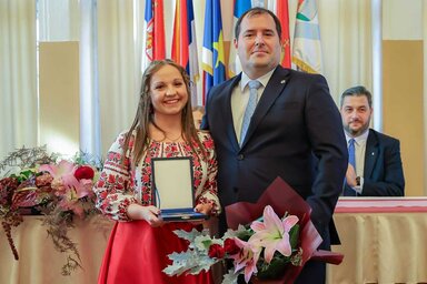 A díjat Fejsztámer Róbert, Magyarkanizsa község polgármestere adta át