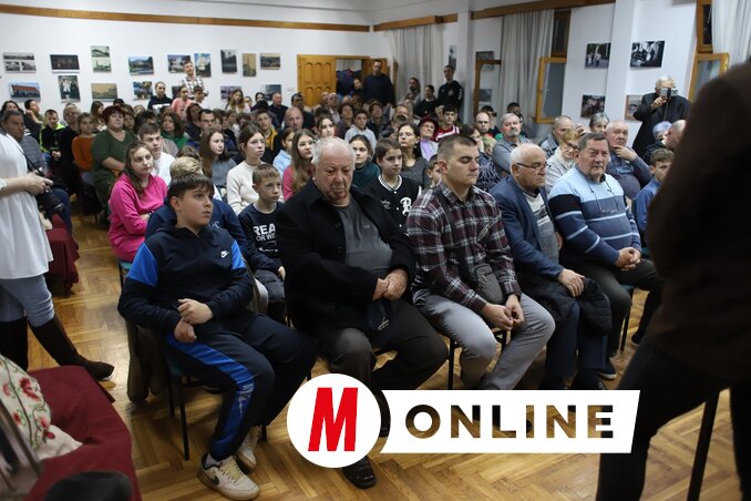 Zsúfolásig megtelt az emeleti terem (Fotó: Lakatos János)