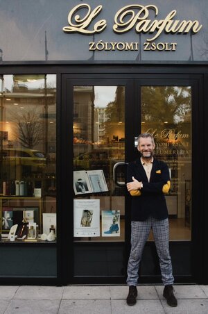 A parfüméria előtt (Facebook/Le Parfum)