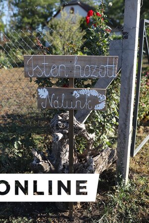 Minden vendéget szívesen látnak a tanyán (Lakatos János felvétele)