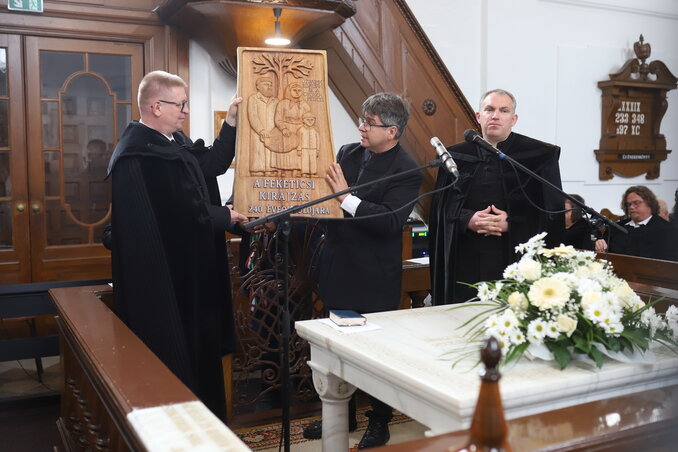 A kunhegyesi gyülekezet képviselői ajándékot adnak át Orosz Attilának (Lakatos János felvétele)