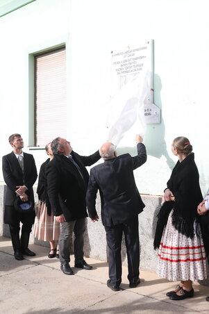 Az emléktábla ünnepélyes leleplezése (Lakatos János felvétele)
