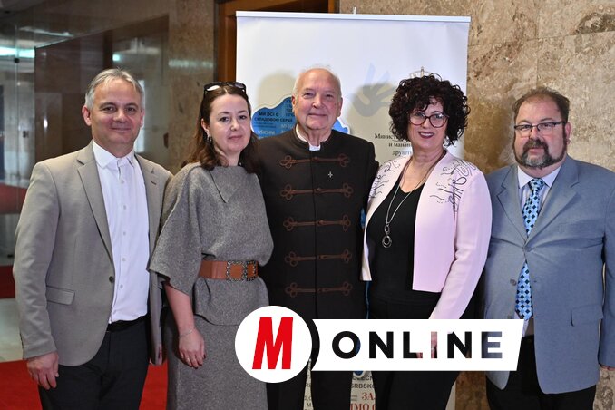 A támogatásban részesült vajdasági magyar egyesületek képviselői (ótos András felvétele)