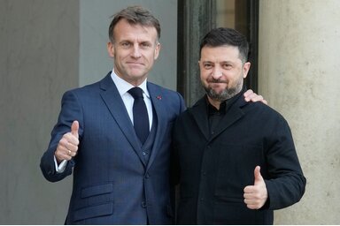 Emmanuel Macron francia és Volodimir Zelenszkij ukrán elnök (Fotó: AP via Beta)