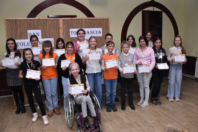 A díjazott felsősök / Fotó: Petőfi Sándor Magyar Kultúrkör